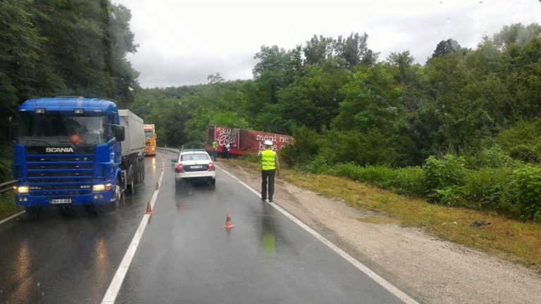 Žepče: Kamion s prikolicom sletio sa magistralnog puta M17