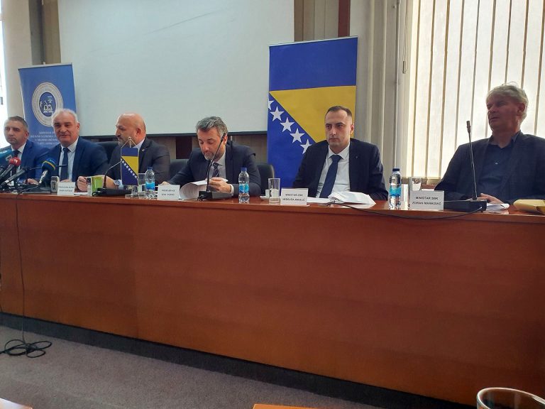 U ime Vlade ZDK: Ministar Nikolić potpisao Kolektivni ugovor za državne službenike i namještenike