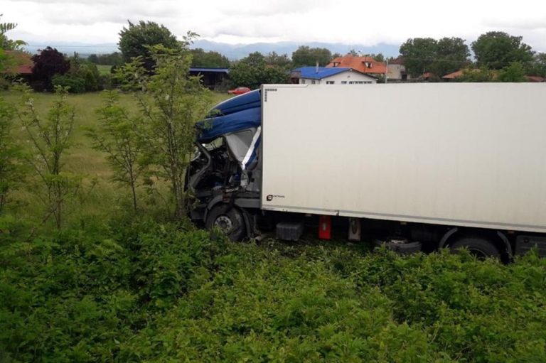 Prevrnuo se šleper, povrijeđen vozač (FOTO)