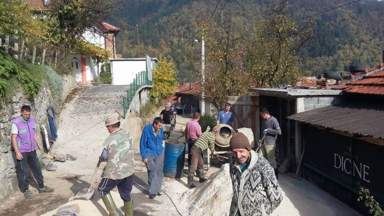 Mještani Spahića kod Zenice sami prave put, do sada uložili 15.000 KM