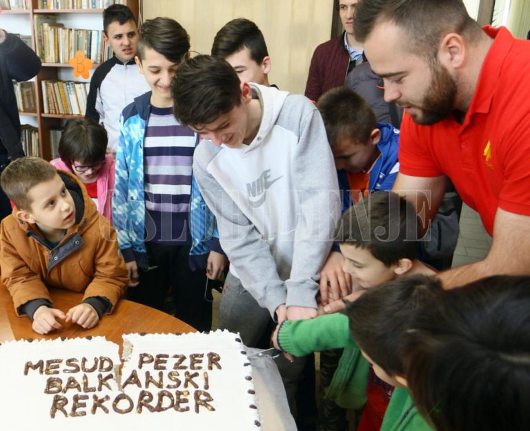 Pezer i Borić posjetili JU Dom-porodica Zenica: Pokloni i pregršt osmijeha na dječijim licima