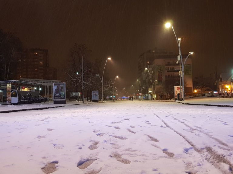 ZENICA: Snježna čarolija ukrasila proljetnu noć (FOTO)