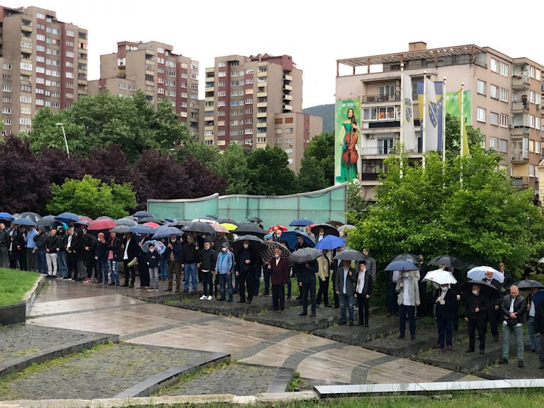 Bajram dođe, mirišu avlije: Brojni vjernici u Zenici klanjali bajram-namaz