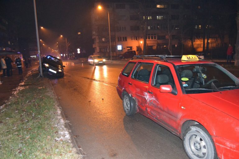 ZENICA: Sudar taksija i Audija, tri osobe prevezene u bolnicu (FOTO)