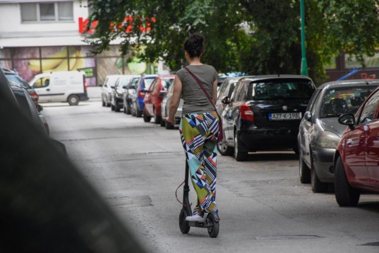 Električni romobili novi trend i u BiH: Između praktičnog prevoza i opasnosti(?) za pješake (VIDEO)