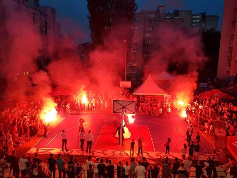 ROMANTIKA U ZENICI: Ulični basket obilježilo vjenčanje (FOTO)