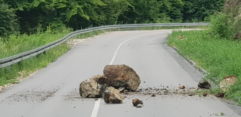 Odron na putu Nemila – Bistričak (FOTO)