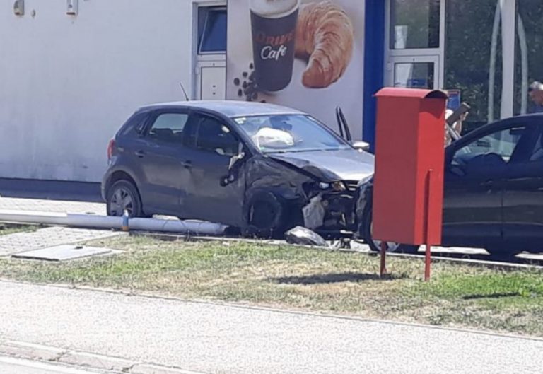 Automobilom uletio u benzinsku pumpu