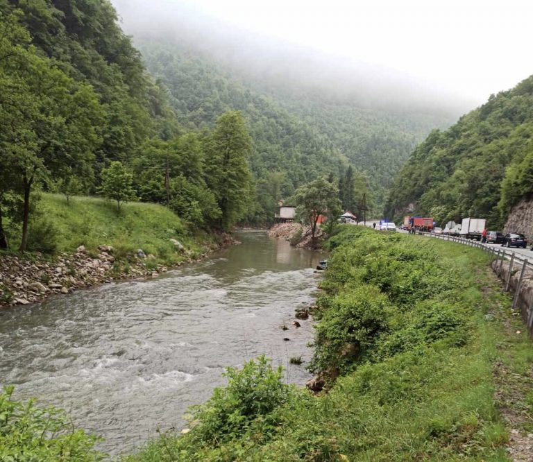 TRAGEDIJA U BiH: Automobil sletio u rijeku Lašvu, vozač poginuo, dvoje povrijeđenih