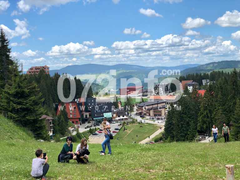 072INFO NA VLAŠIĆU: Turisti uživaju na bh. ljepotici, uskoro brojni noviteti na planini (FOTO)