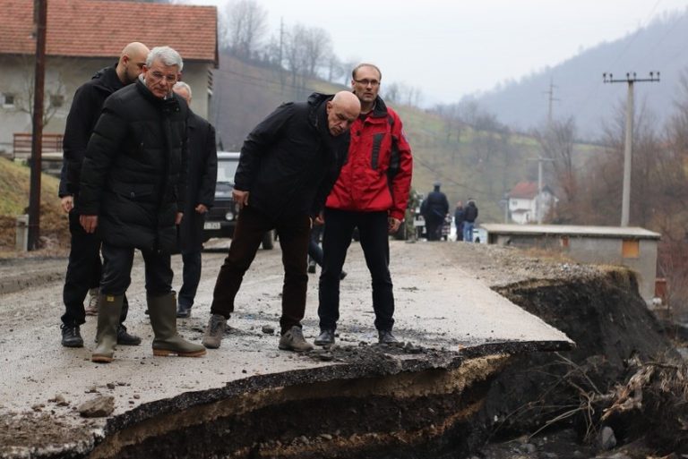 Džaferović u obilasku poplavljenih područja u Zenici: Moramo urediti riječna korita