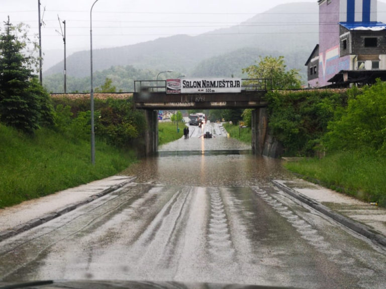 Alarmantno stanje: Poplave u Žepču, velike probleme stvaraju nabujali potoci