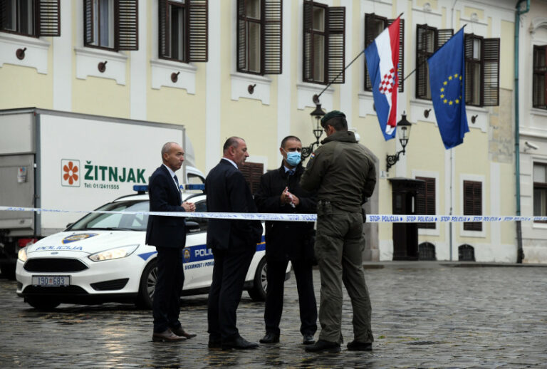 Upucan policajac na Markovom trgu, napadač počinio samoubistvo