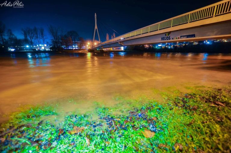 NAJNOVIJI IZVJEŠTAJ O STANJU U ZDK: Nivo rijeke Bosne u Zenici pet metara (FOTO)