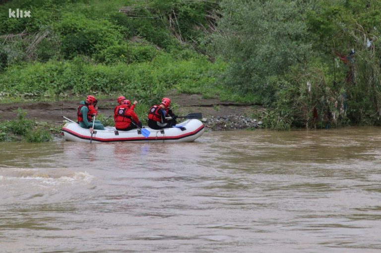 Opsežna potraga za dječakom iz Begovog Hana, spasioci na čamcima pretražuju rijeku Bosnu