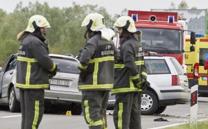 Stravičan frontalni sudar dva automobila, petero poginulih