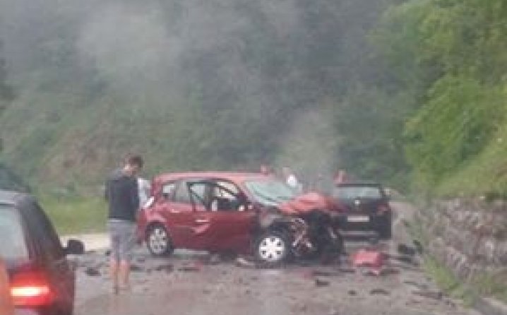 JEZIVA SCENA S LICA MJESTA: Sudar kamiona i dva automobila (FOTO)