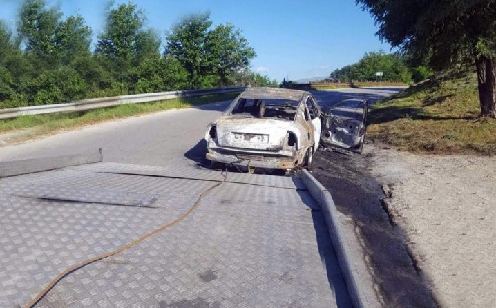 Travnik: Provalili u kafić i kladionicu, pucali, izazvali nesreću pa zapalili vozilo