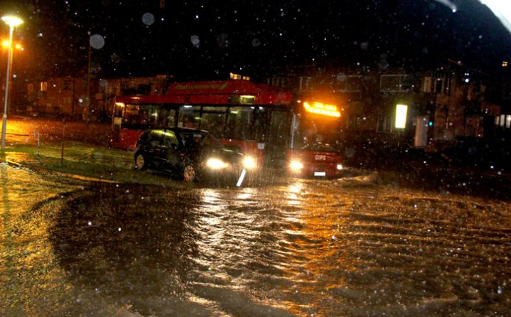 Jaka kiša i grmljavina: Snažno nevrijeme pogodilo grad u BiH(FOTO)