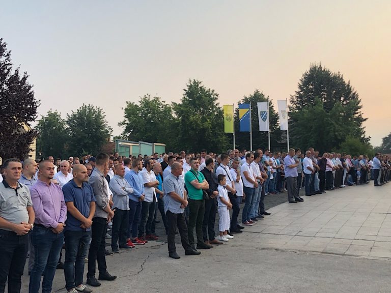 Bajram dođe, mirišu avlije: Brojni vjernici u Zenici klanjali bajram-namaz (FOTO)