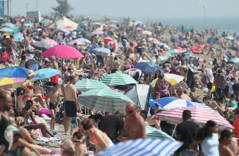 Pogledajte ludilo na plažama u Velikoj Britaniji: Kakve maske, kakvi bakrači…