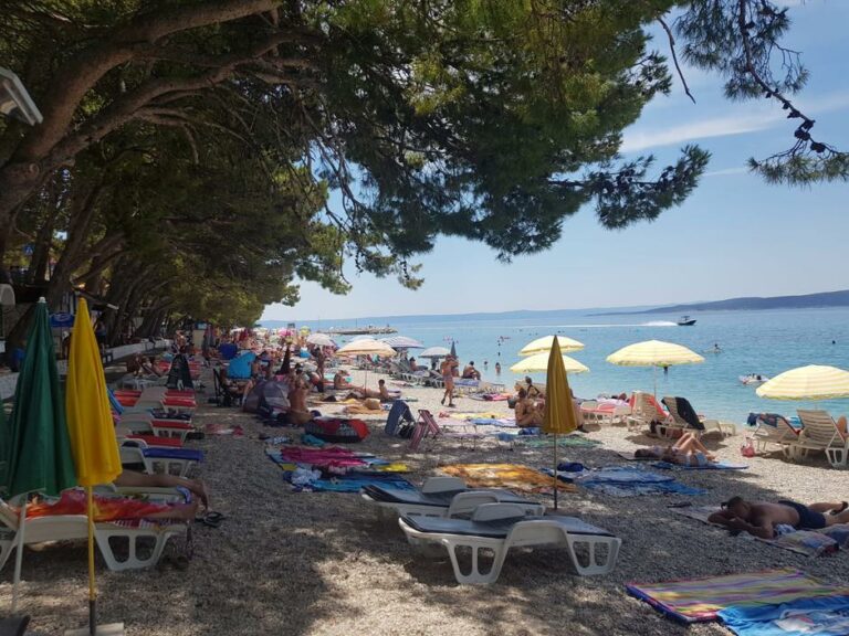 Ko kaže da na Jadranu nema turista? Krcate plaže u omiljenom ljetovalištu na Makarskoj rivijeri… (FOTO)