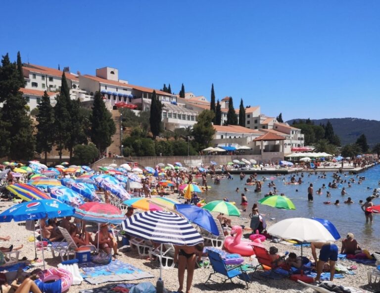 Kao da nije pandemija koronavirusa: Krcate plaže u Neumu (FOTO)