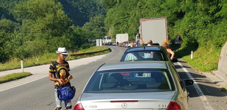 Prevruće u dugim kolonama na Vranduku: Tapkaroši parfeme od 100 KM, prodaju i za 7