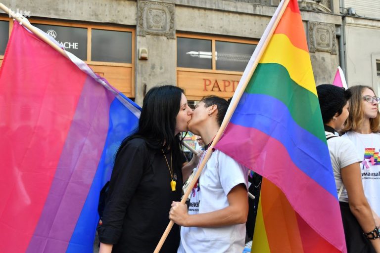 Počelo okupljanje učesnika prve Bh. povorke ponosa, zagrljaji i sretna lica učesnika