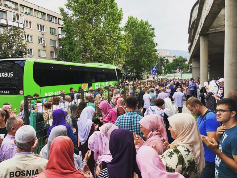 Ispraćaj zeničkih hadžija: Petu islamsku dužnost obavit će 307 hadžija (FOTO/VIDEO)