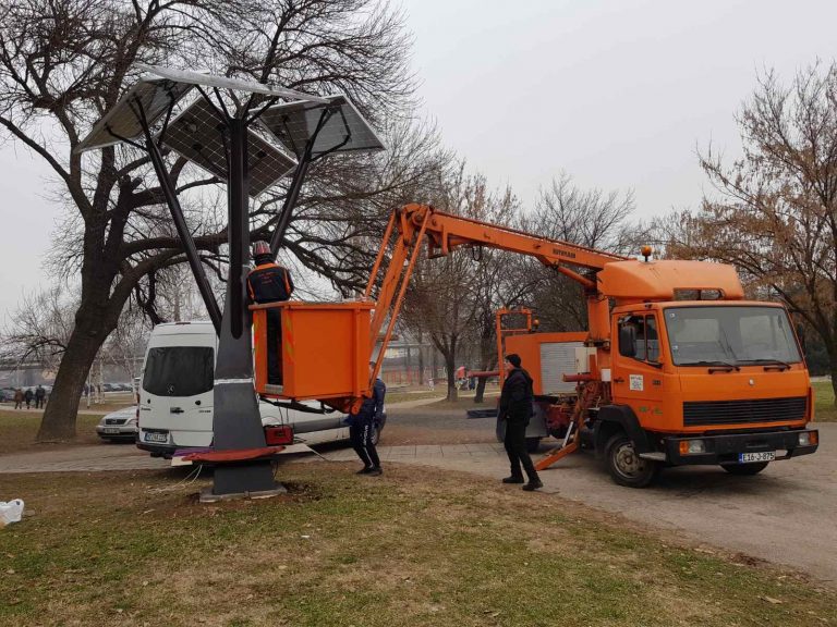 Zenica: Postavljeno “Solarno drvo” za punjenje mobitela, građani oduševljeni