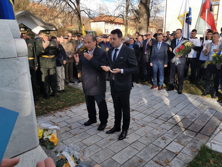 Premijer Ganić i ministar Čolaković odali počast i priznanje pripadnicima Trećeg korpusa ARBiH