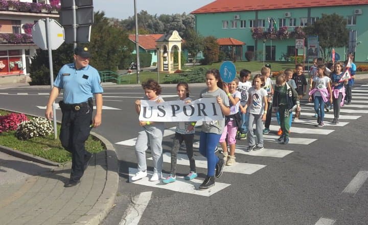 Apel vozačima da oprezno voze u zonama blizu škola