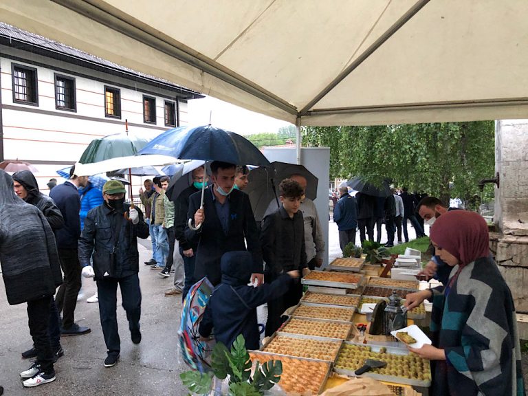 Zeničani uživali u besplatnoj baklavi nakon klanjanja namaza