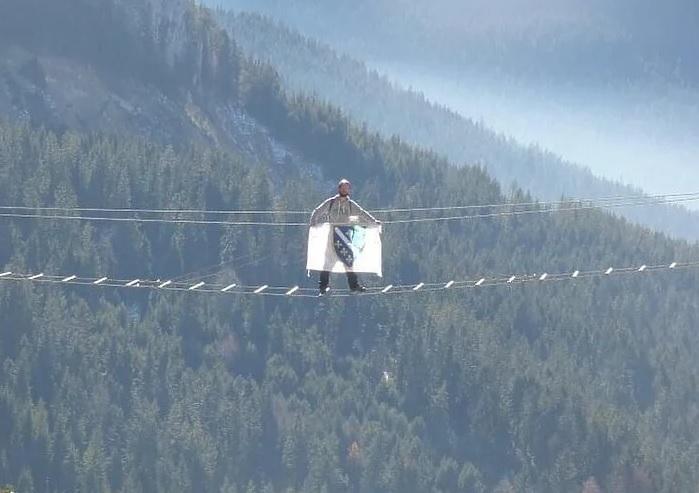 Direktor Turističke organizacije Jahorina prijavio planinara koji je istakao zastavu s ljiljanima