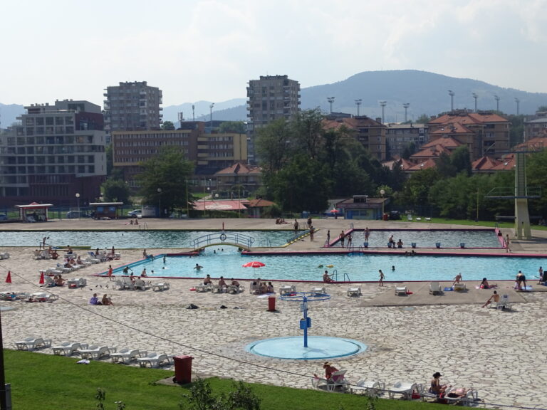 Zeničani uživaju na gradskim bazenima u Crkvicama (FOTO)