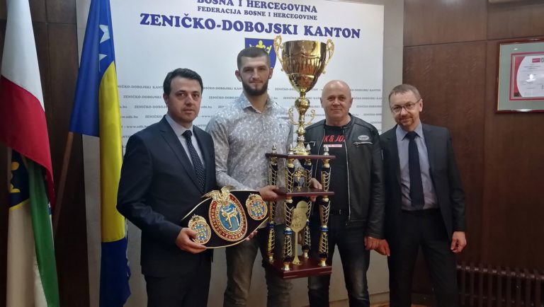 Premijer Ganić i ministar Kozlić upriličili prijem za evropskog kickbox prvaka Ahmeda Krnjića