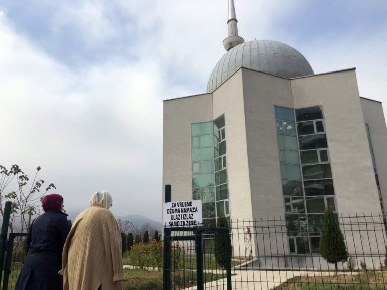 Brojne muslimanke klanjale džuma-namaz u Novom Radakovu (FOTO/VIDEO)