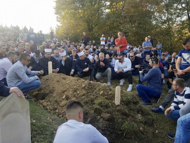 Bolna tišina na mezarju: Klanjana dženaza bivšem šampionu u kik-boksu Džemalu Mahmiću (FOTO)