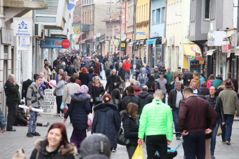 Brojni Zeničani uživaju u šetnji unatoč hladnom vremenu (FOTO)