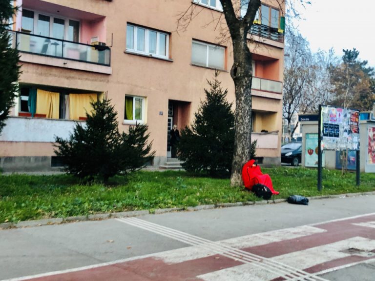 ZENICA: Migrant, uprkos hladnoći, zaspao nasred trotoara