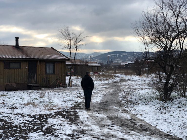 Tužne priče brojnih porodica: Pogledajte kako će Romi u Banlozima kod Zenice dočekati Novu godinu (VIDEO)