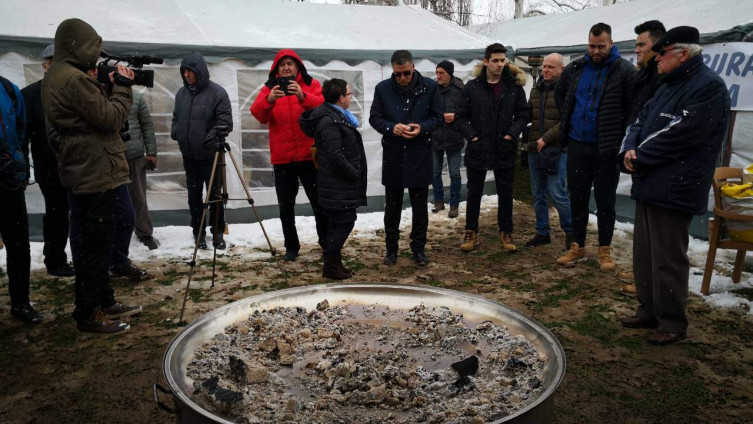 Na tradicionalnoj ”Čimburijadi”: Kasumović, umjesto jaja, polupao lončiće!