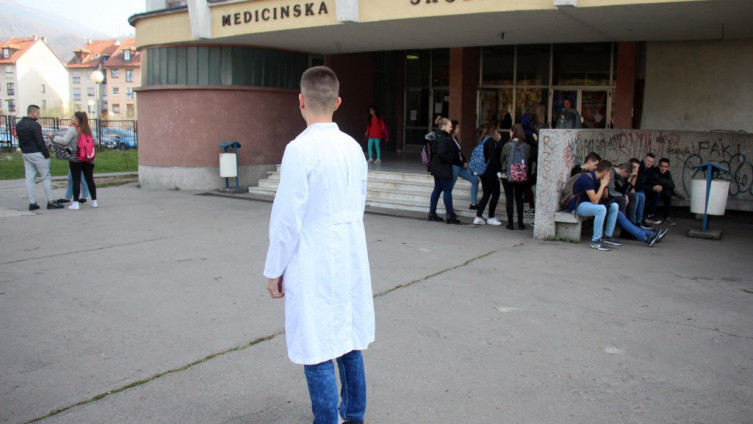 Šokantna ispovijest učenika Medicinske škole u Zenici:  Profesor psihologije nudio mi je seks!