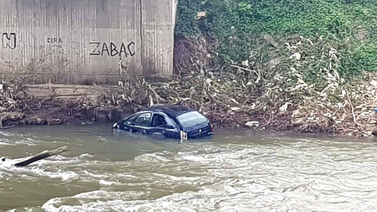 Saobraćajna nesreća u Zavidovićima: Automobilom sletio u rijeku