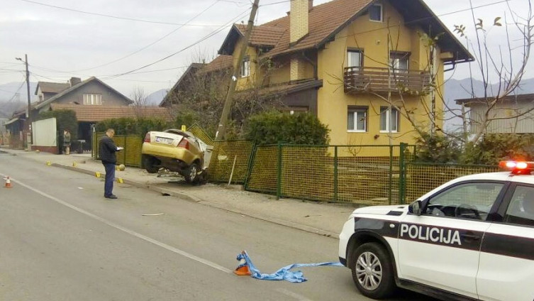 Zeničanin se automobilom zabio u stub i poginuo (FOTO)