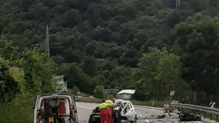 STRAVIČNE SCENE: Obustavljen saobraćaj, poginuli vozač i motociklista (FOTO)