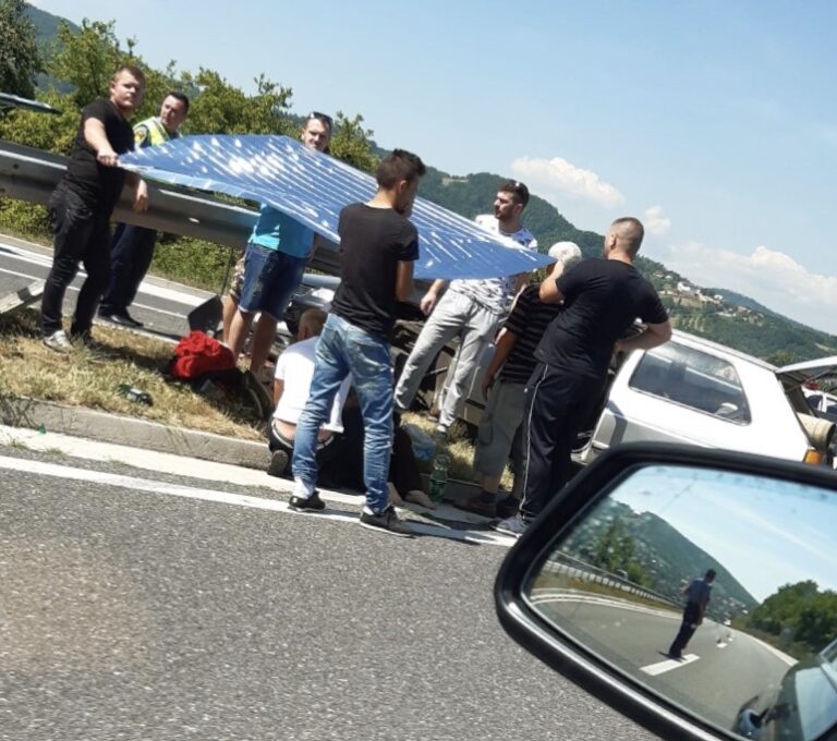 Teža saobraćajna nesreća između Sarajeva i Visokog, jedna osoba povrijeđena