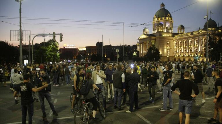 Protest ispred Skupštine Srbije zbog najavljenih mjera