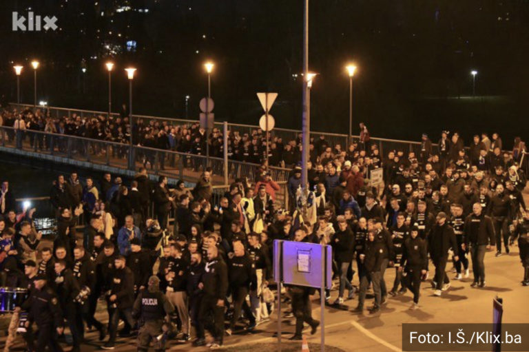 Netipična situacija u Zenici: Korteo BHF-a u mirnoj atmosferi krenuo prema stadionu (VIDEO)